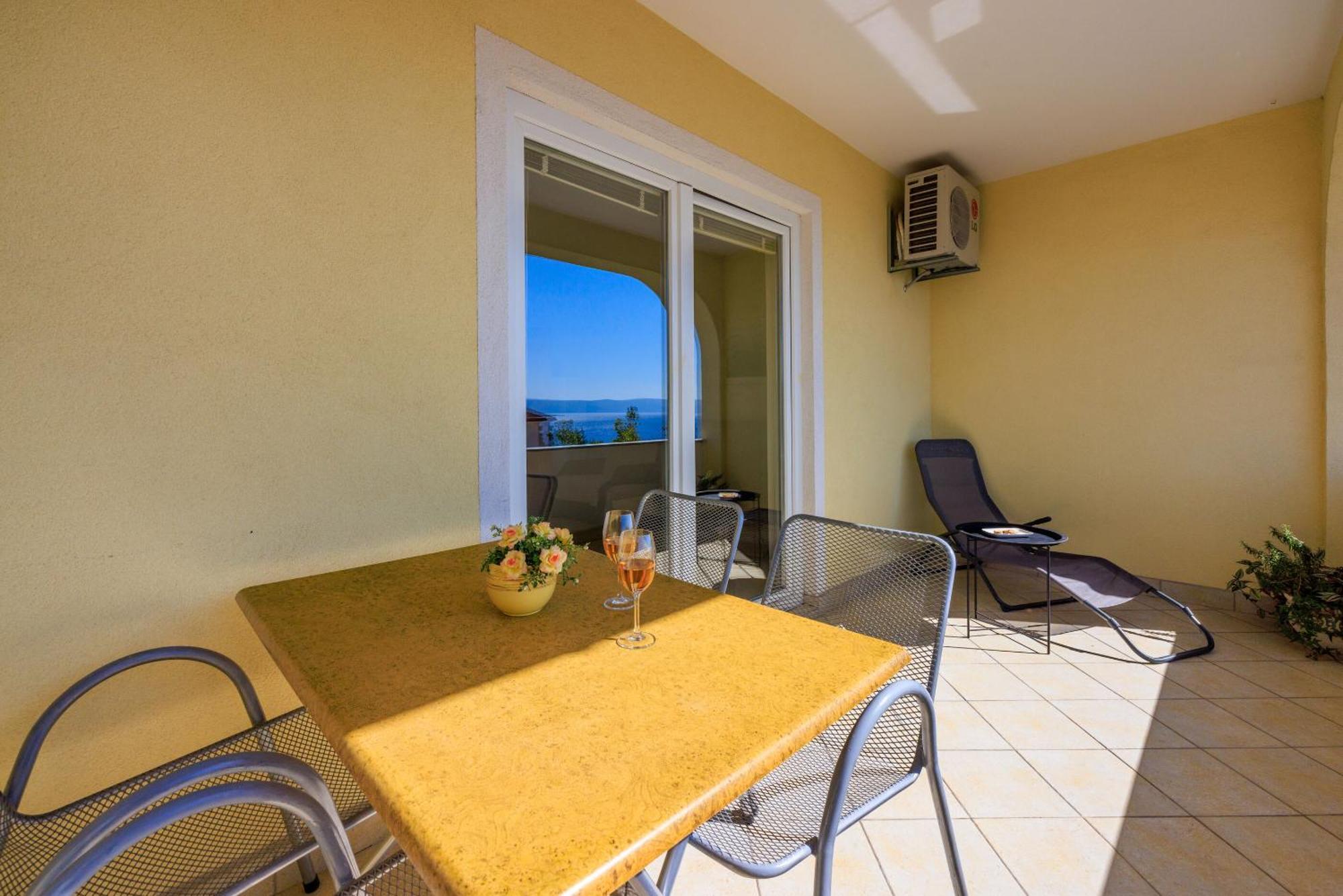 Apartments Petak Dramalj Kültér fotó